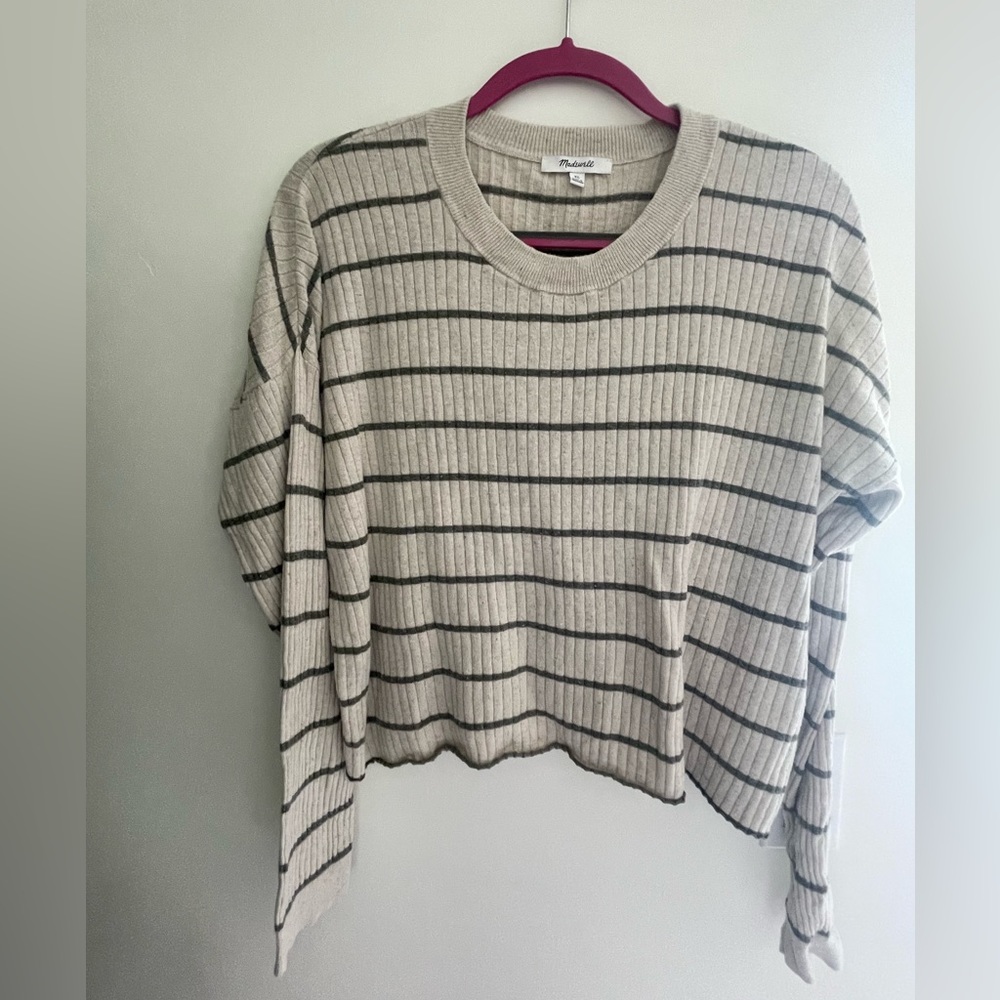 Madewell cropped lightweight sweater. Size xl. Ivory with olive green stripes.